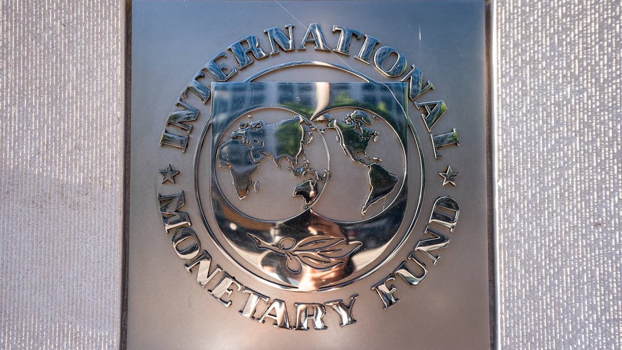 La economía global sigue frenándose y solo crecerá un 2.8% en 2023, advirtió el FMI