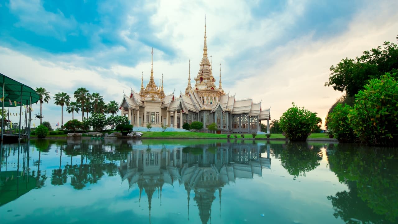Turistas rusos se quedan sin efectivo en Indonesia por sanciones, otros están varados en Tailandia