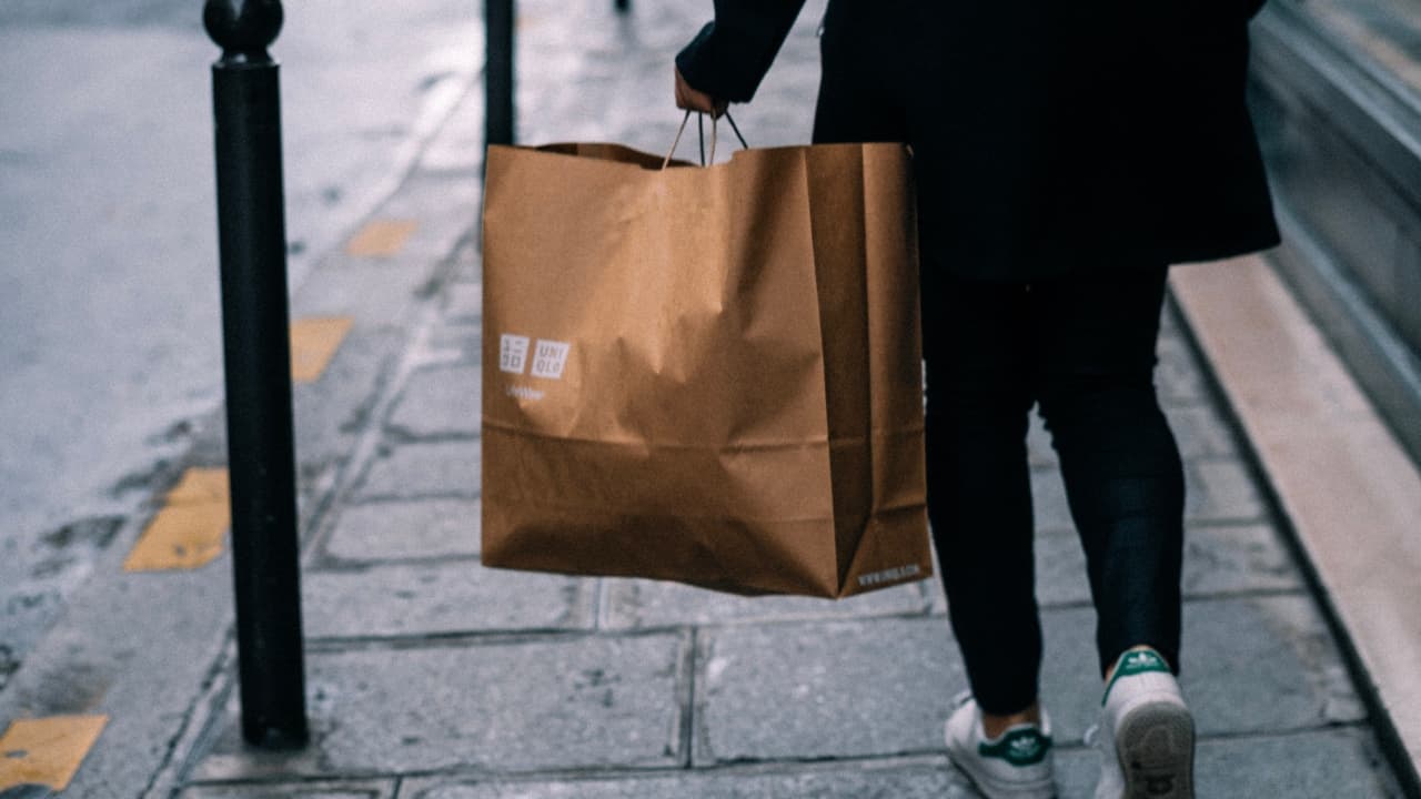 La empresa japonesa Fast Retailing suspende sus operaciones en Rusia