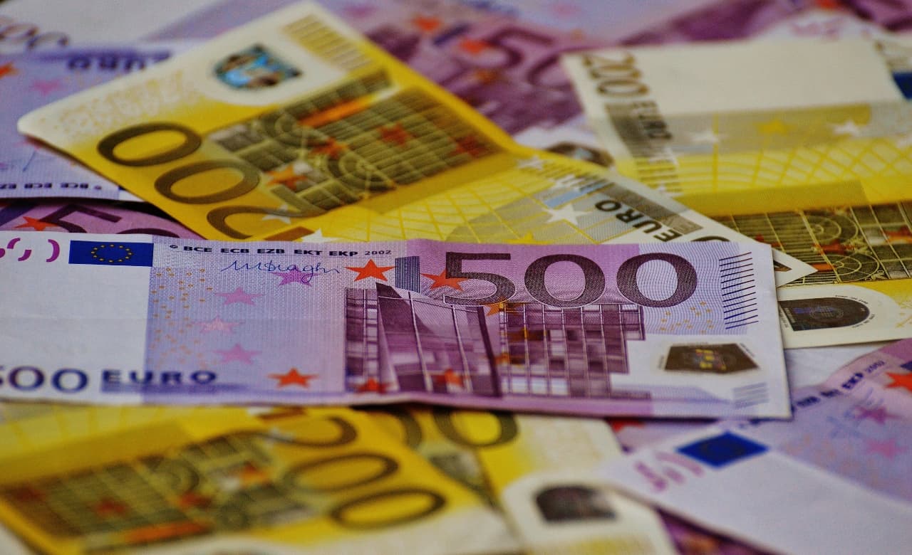 ¿Quiénes se beneficían con la caída del euro?