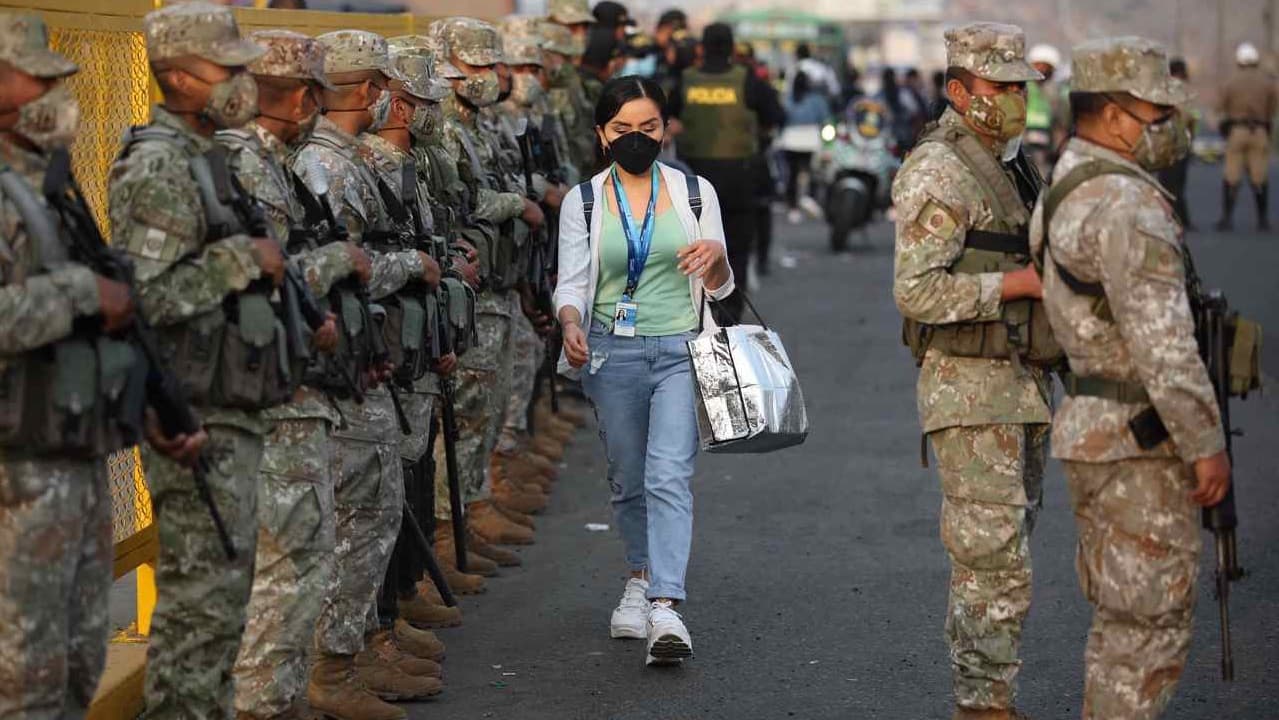 Defensoría de Perú presenta "habeas corpus" contra el toque de queda en Lima