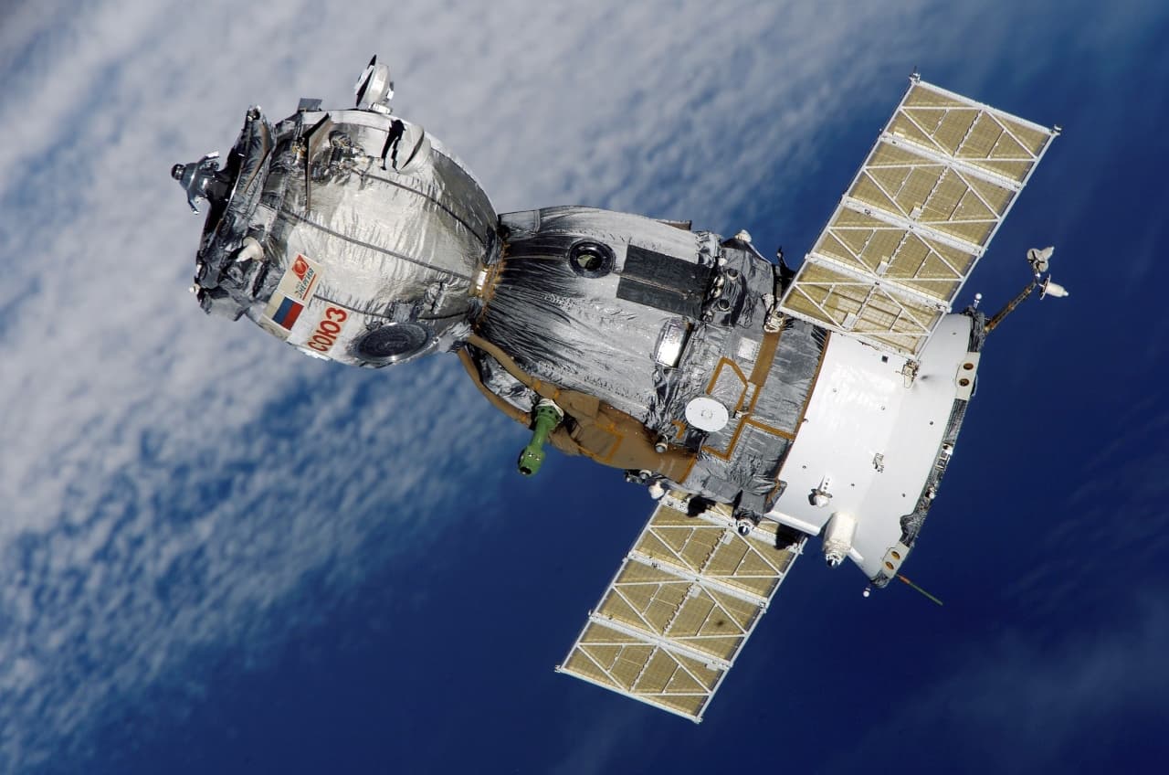 Cápsula de SpaceX vuelve a la tierra con cuatro astronautas de la Estación Espacial