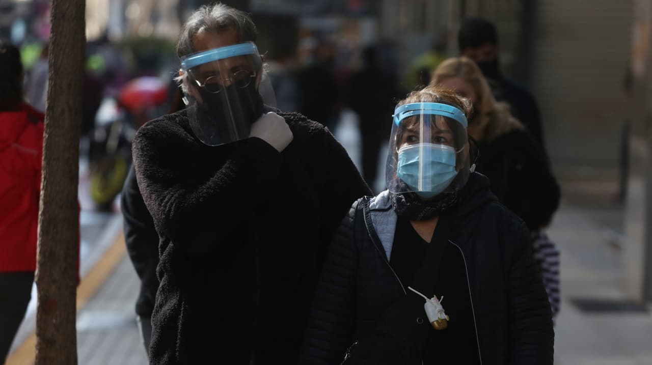 OMS respalda uso de mascarillas en vuelos largos por nueva subvariante de ómicron en Estados Unidos