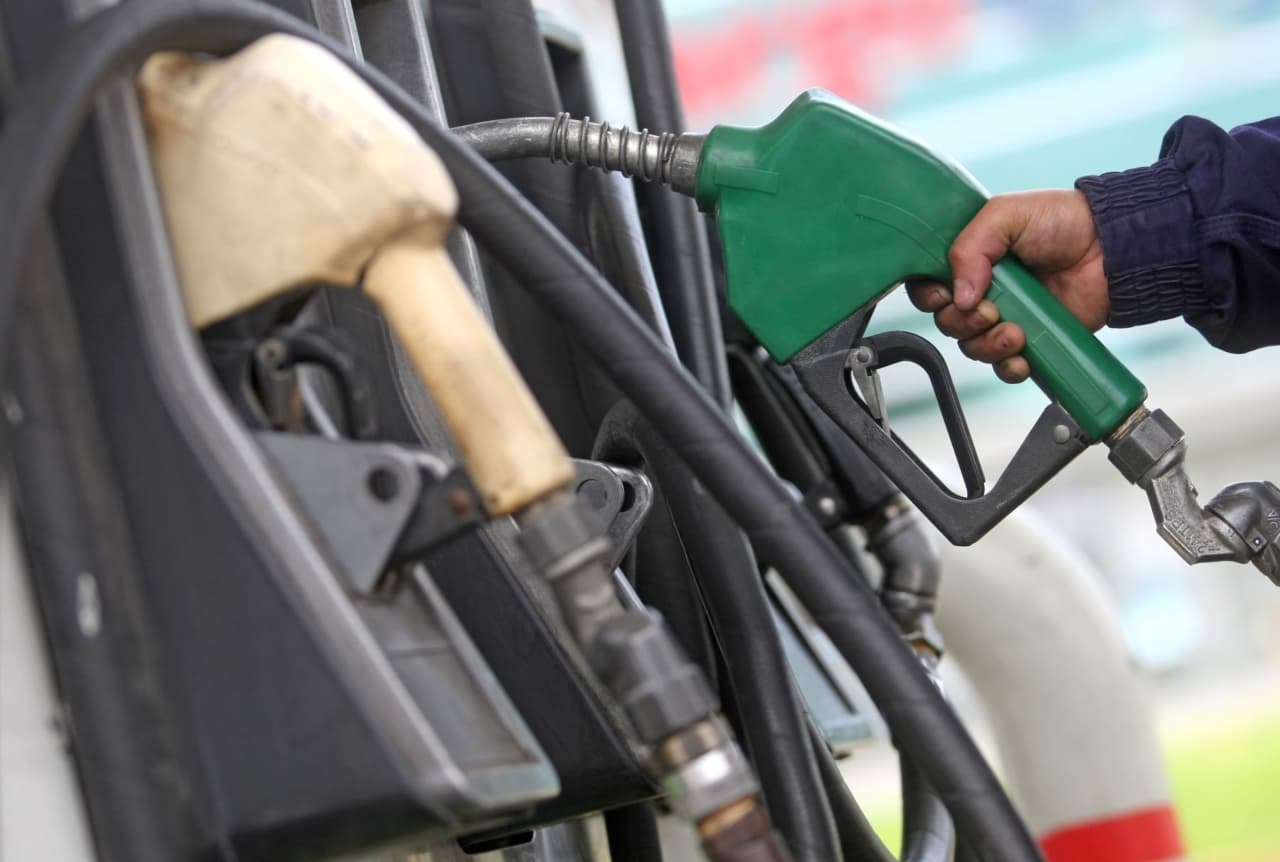Bajan los precios de los combustibles tras exoneración impositiva