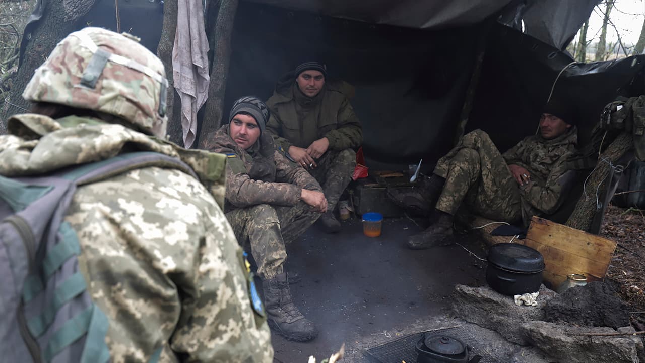 Militares ucranianos descansan en su posición en el área de Kharkiv, Ucrania, 20 de abril de 2022. La ciudad de Kharkiv, la segunda ciudad más grande de Ucrania, ha sido testigo de repetidos ataques aéreos de las fuerzas rusas, incluidas ciudades satélite. . Las tropas rusas entraron en Ucrania el 24 de febrero, lo que provocó sanciones y destrucción en el país y desencadenó una serie de severas medidas económicas en Rusia por parte de los países occidentales. (