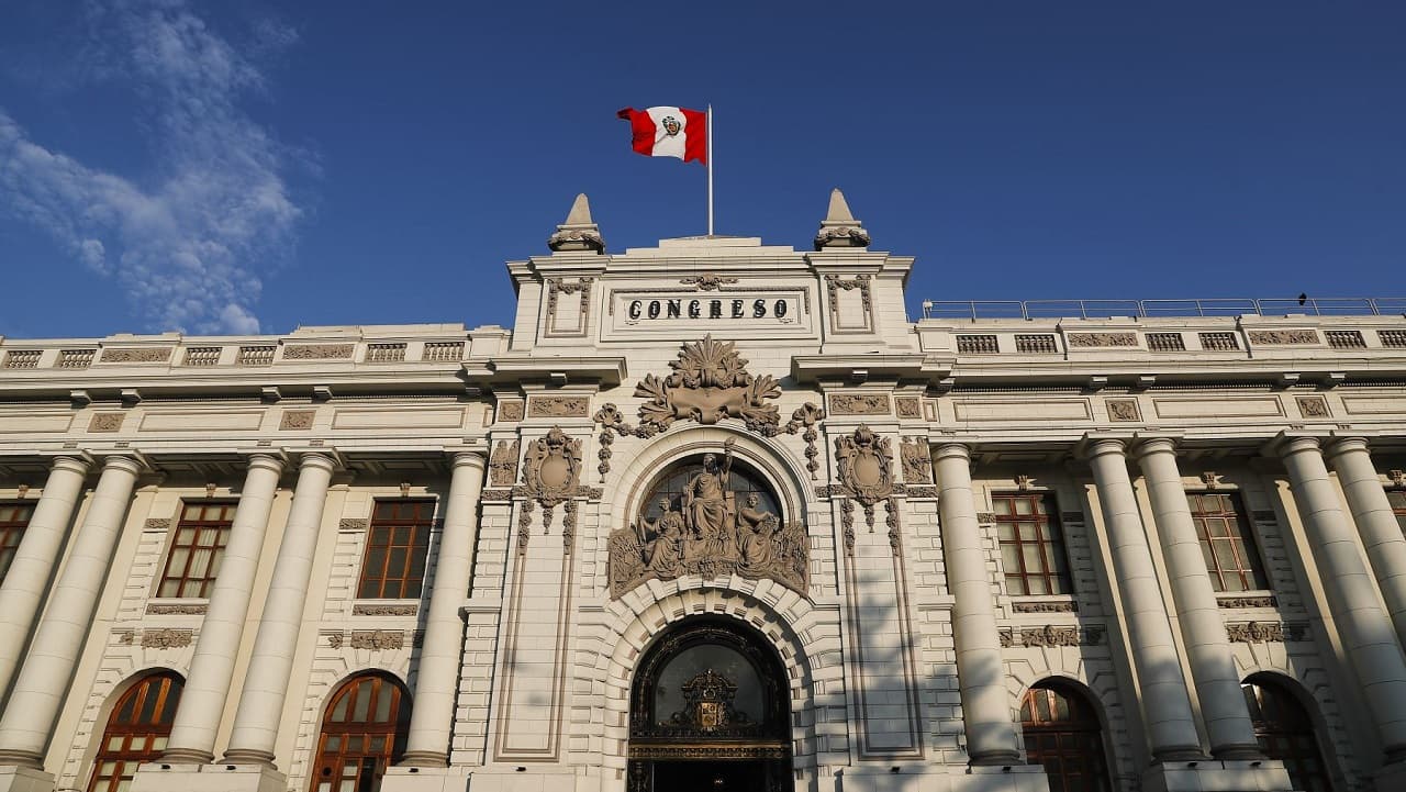 Congresistas denuncian un golpe de Estado del presidente Castillo