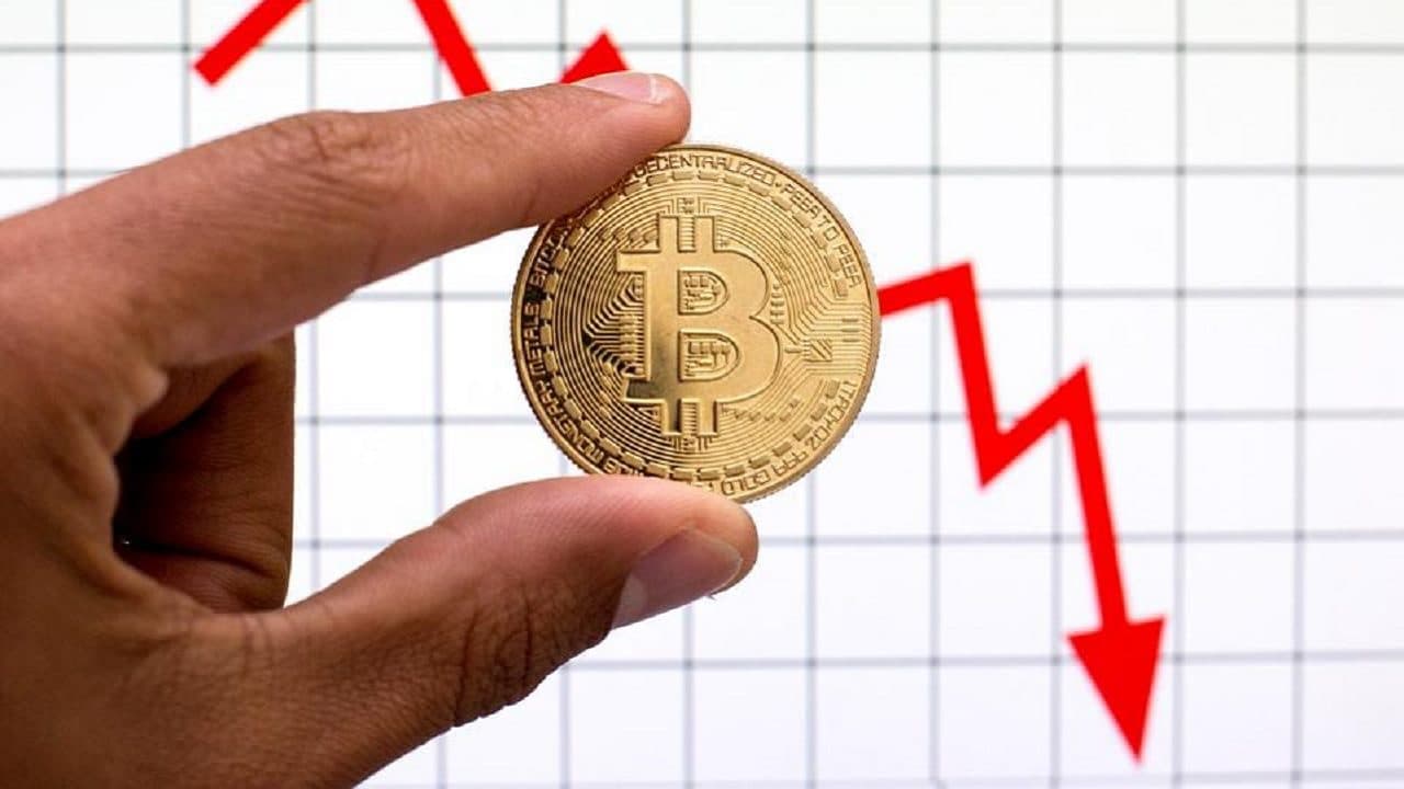 Bitcóin cae a su nivel más bajo en casi dos años