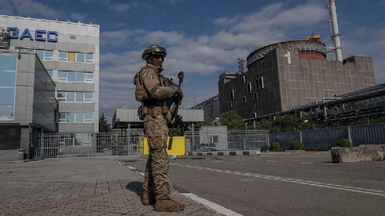 Un soldado ruso en la entrada de la central nuclear de Zaporiyia. (EFE/ Sergei Ilnitsky)