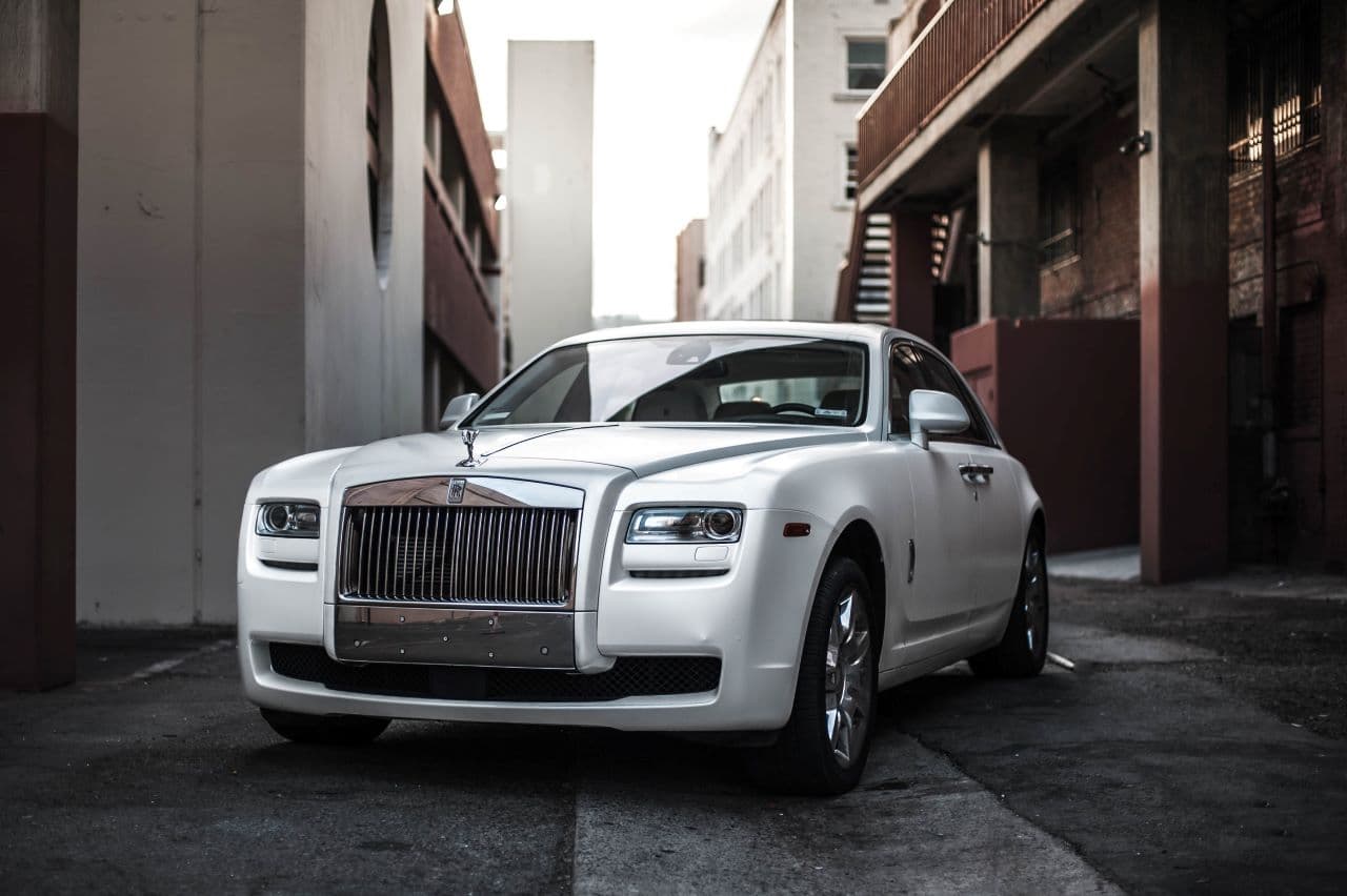 KPMG recibe multa millonaria por fallas en auditoría de Rolls-Royce