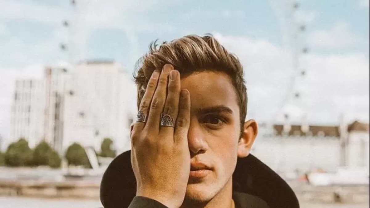 Este joven se convirtió en millonario haciendo anillos de cucharas