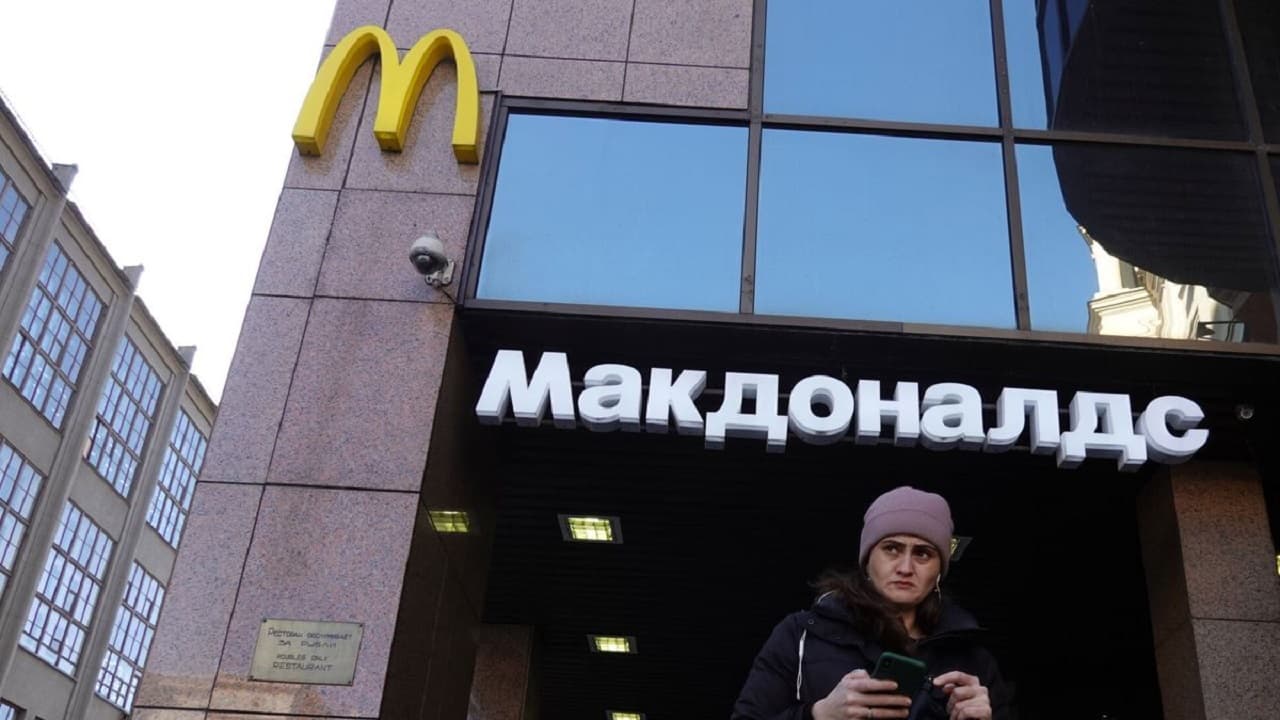 ¿Volver a Rusia? Mcdonald's podrá recomprar sus cientos de restaurantes rusos en 15 años