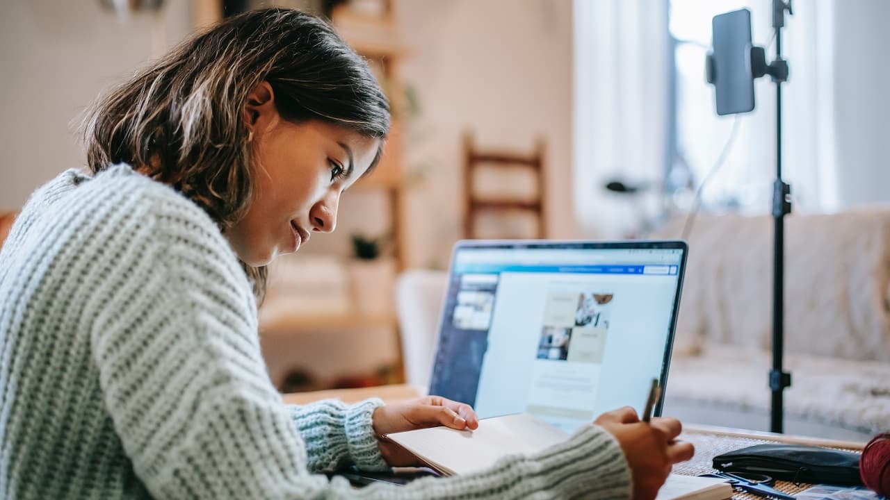 ¿Trabajo remoto vs. trabajo híbrido? Los latinos prefieren ambos modelos casi por igual, según encuesta
