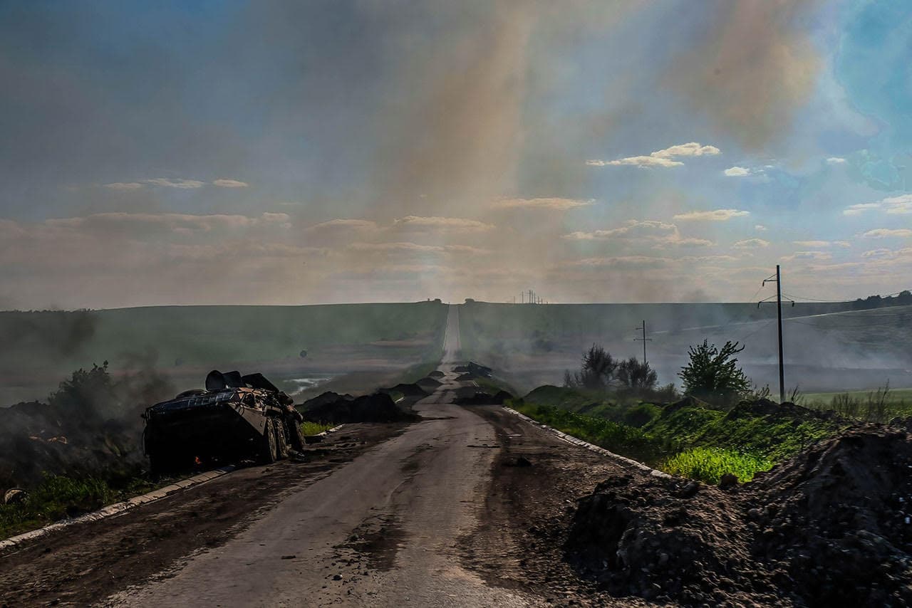Área que ha sido bombardeada en la carretera principal entre Severodonetsk y Kramatorsk. Severodonetsk, la ciudad más grande bajo control ucraniano en la provincia de Luhansk, ha sido objeto de un intenso fuego de artillería y misiles del ejército ruso. 23 de mayo 2022. Foto: © Rick Mave / Getty Images.