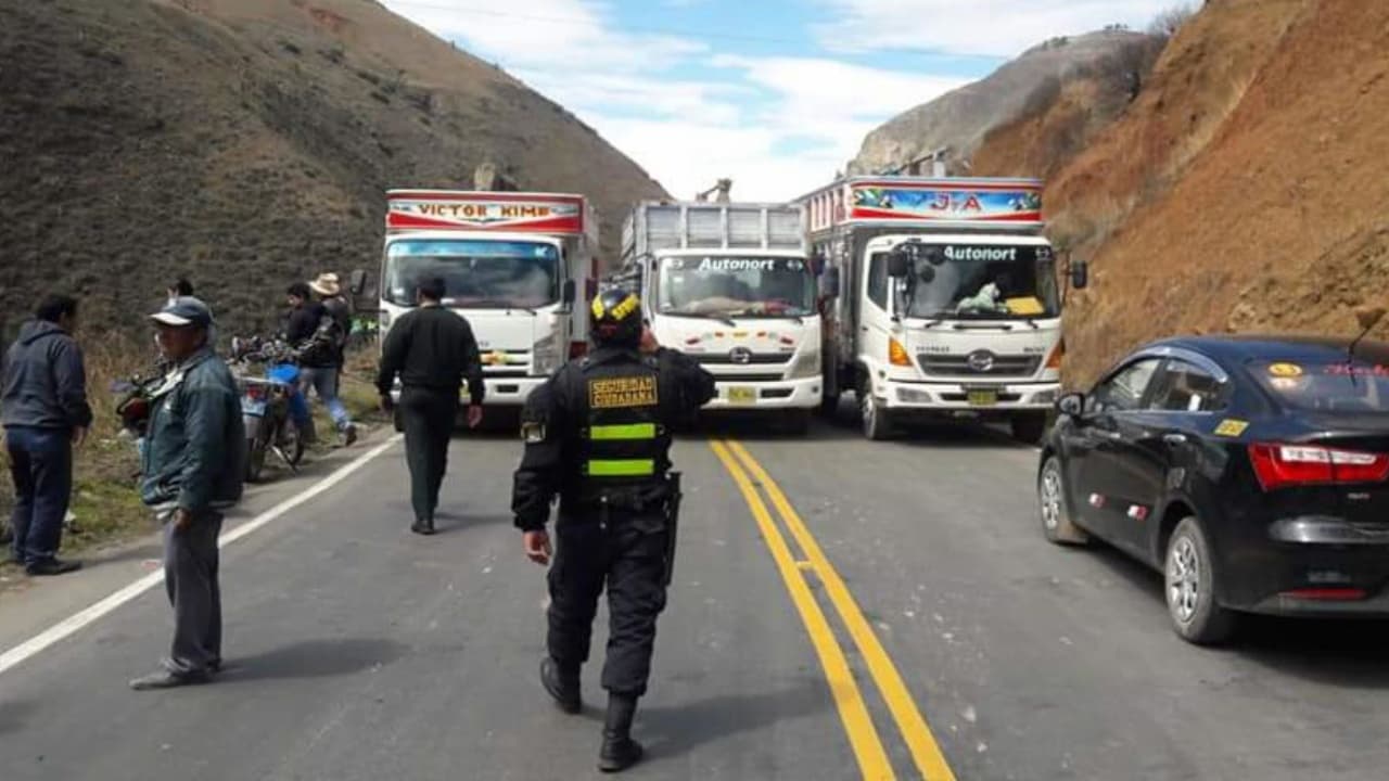 Gremios de transportistas de Perú mantienen en pie huelga a partir del lunes