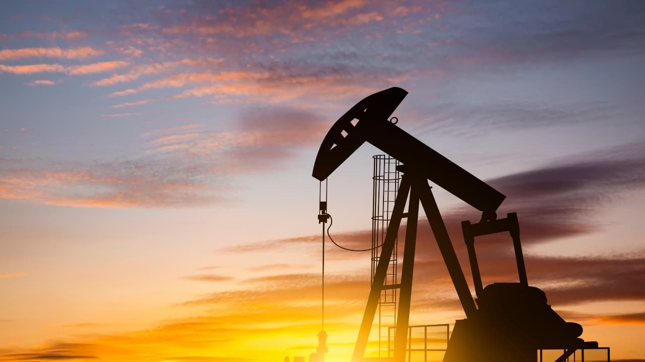 Precio del petróleo toca mínimos no vistos desde 2021 por preocupaciones sobre bancos
