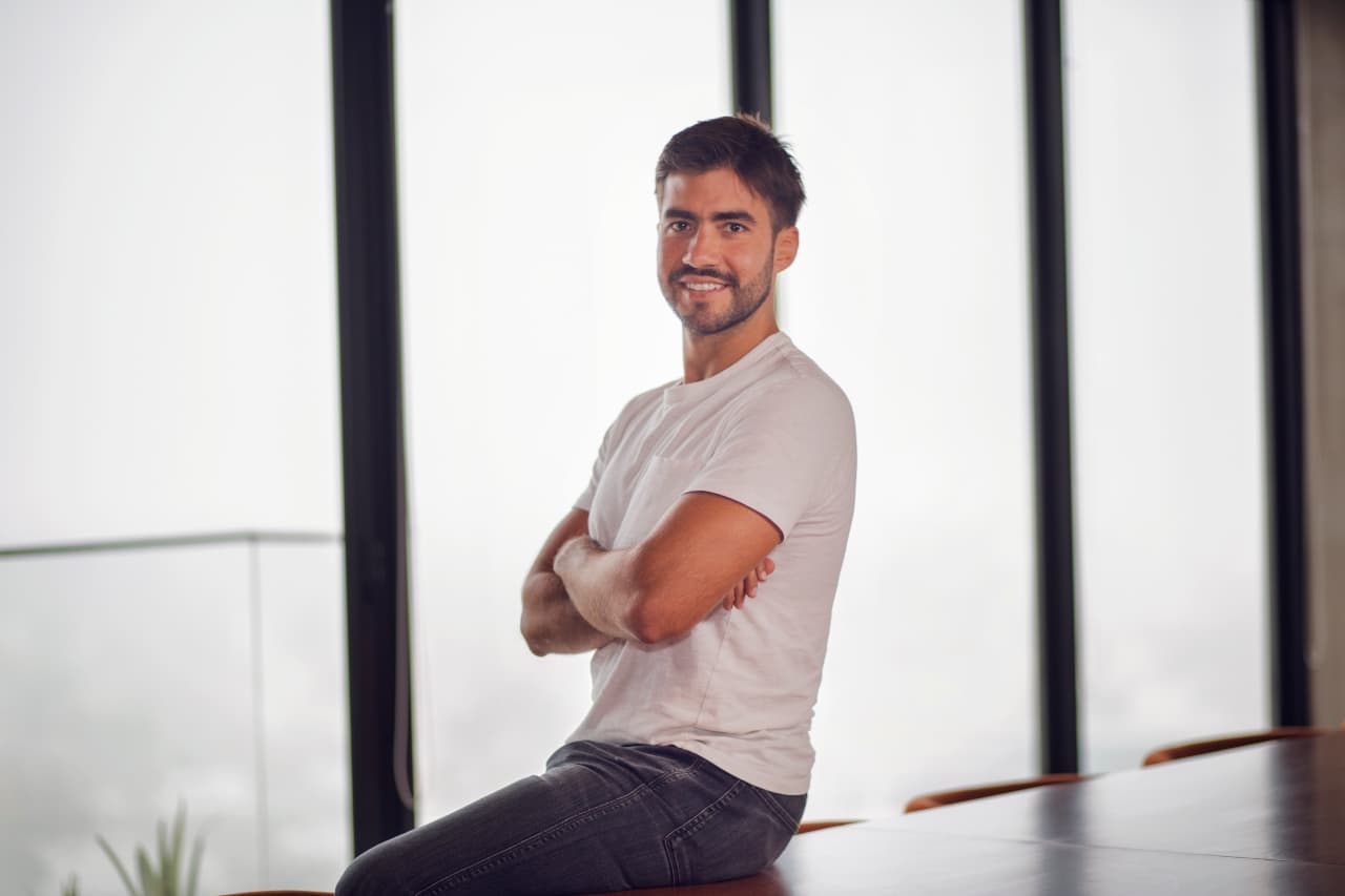 Se volvió vegano para olvidar a una ex y creó una startup de snacks saludables que este año operará en cuatro países de América latina