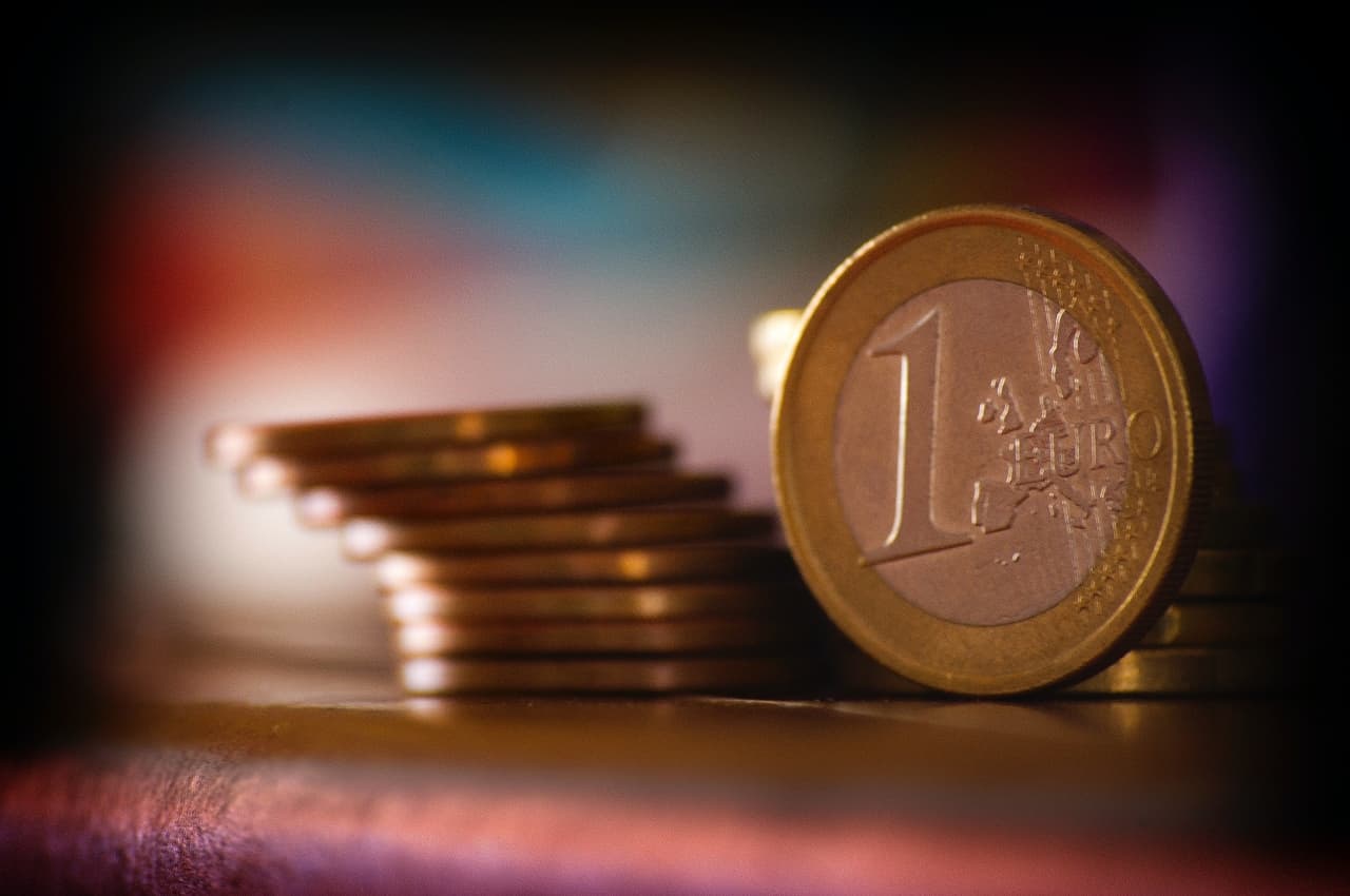 ¿Por qué es importante la caída del euro en relación con el dólar?