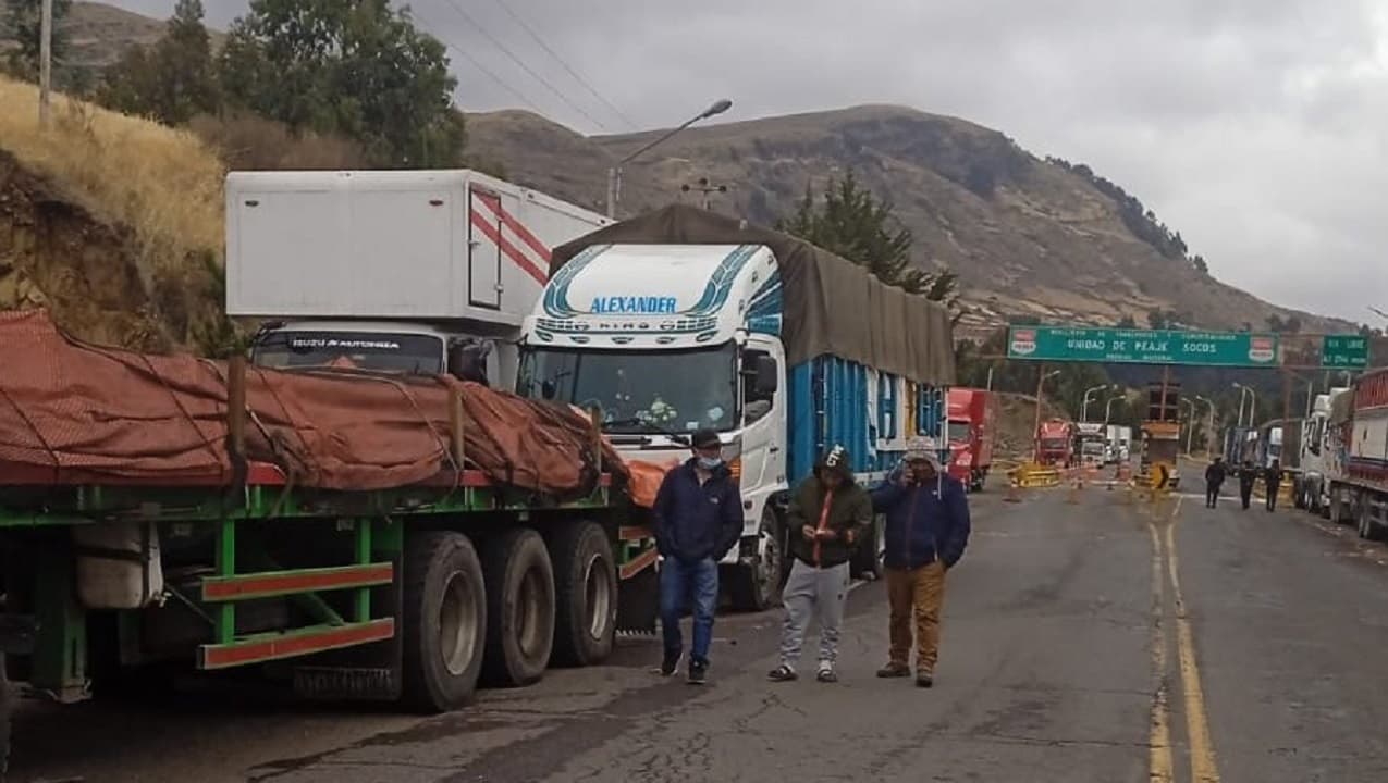 Defensoría del Pueblo reporta bloqueos en paro de transportistas en Perú