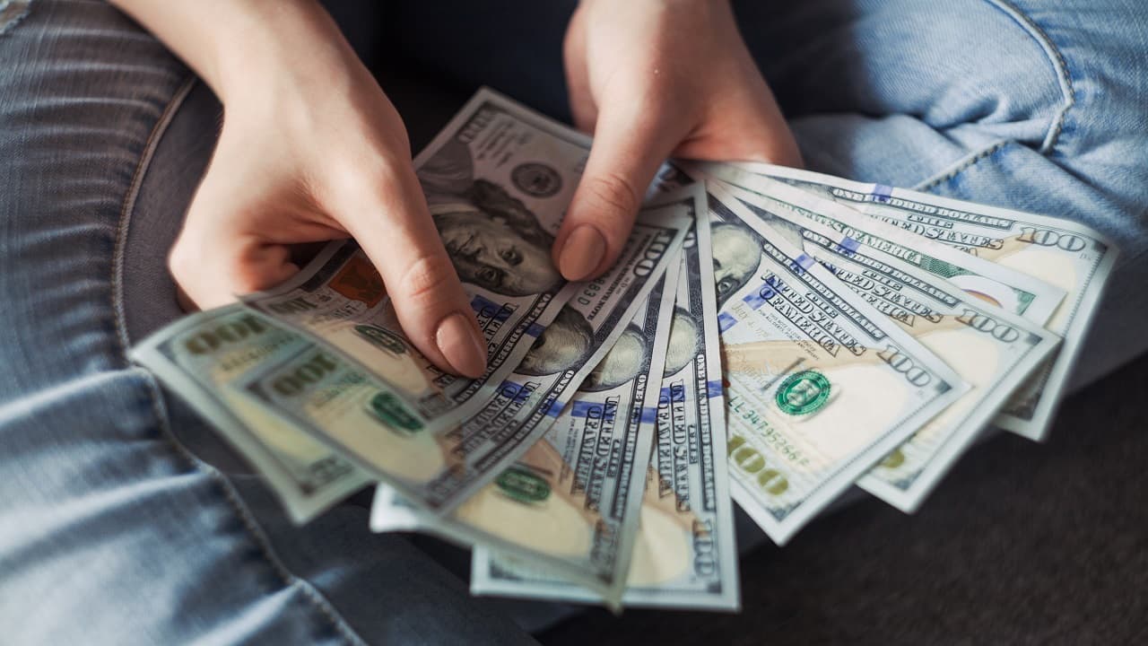 Bolsas caen y dólar domina mientras se avecina la recesión