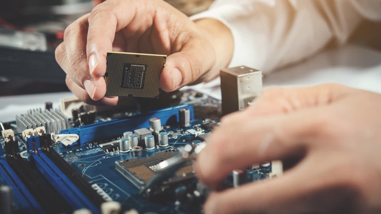 Estados Unidos evalúa limitar envío de equipos a fabricantes de chips chinos