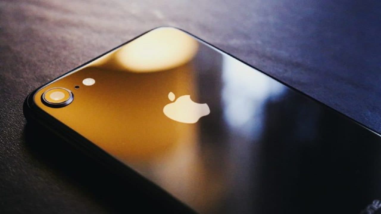 Al vender el iPhone sin cargador, Apple alega que busca reducir las emisiones de dióxido de carbono.