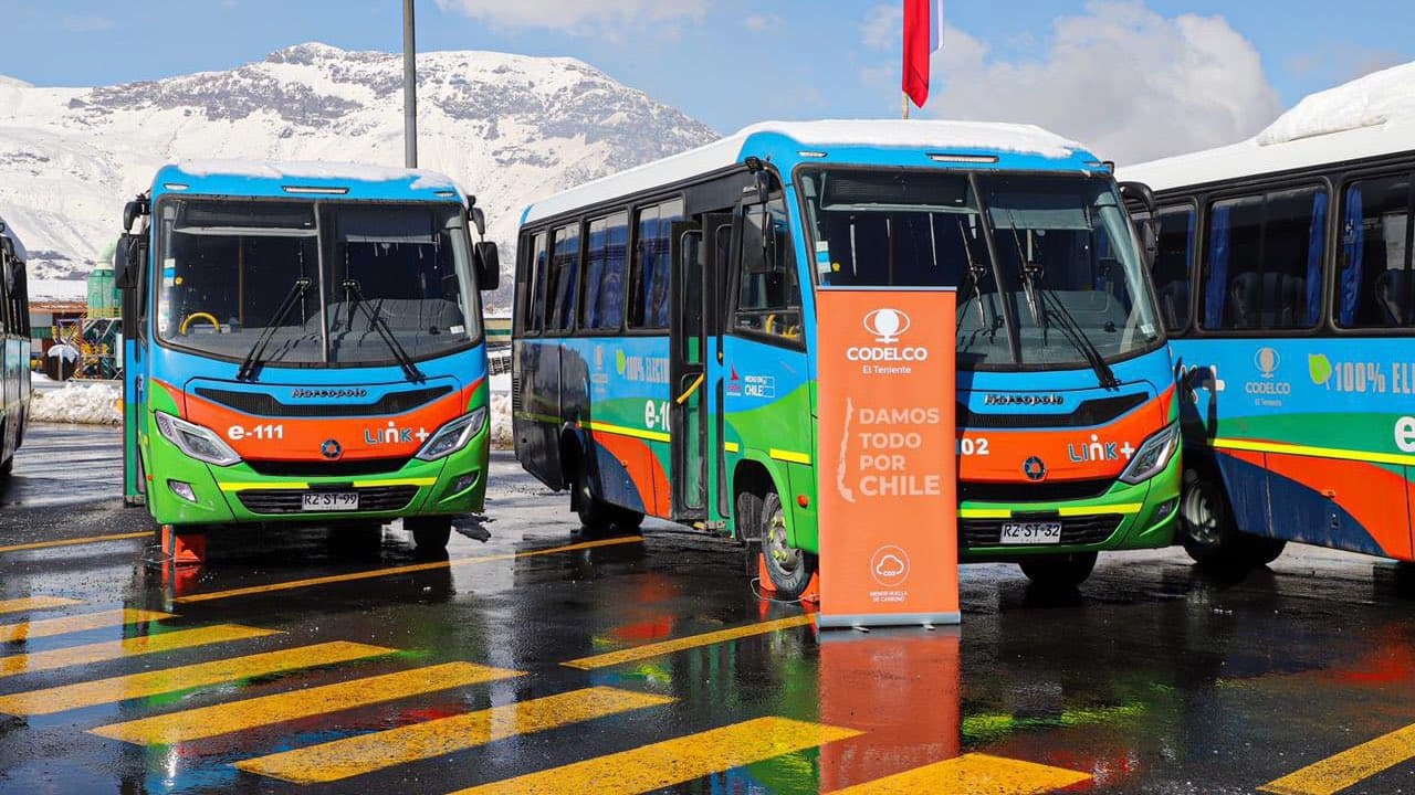 Codelco utilizará buses eléctricos fabricados en Chile para transportar trabajadores en sus minas