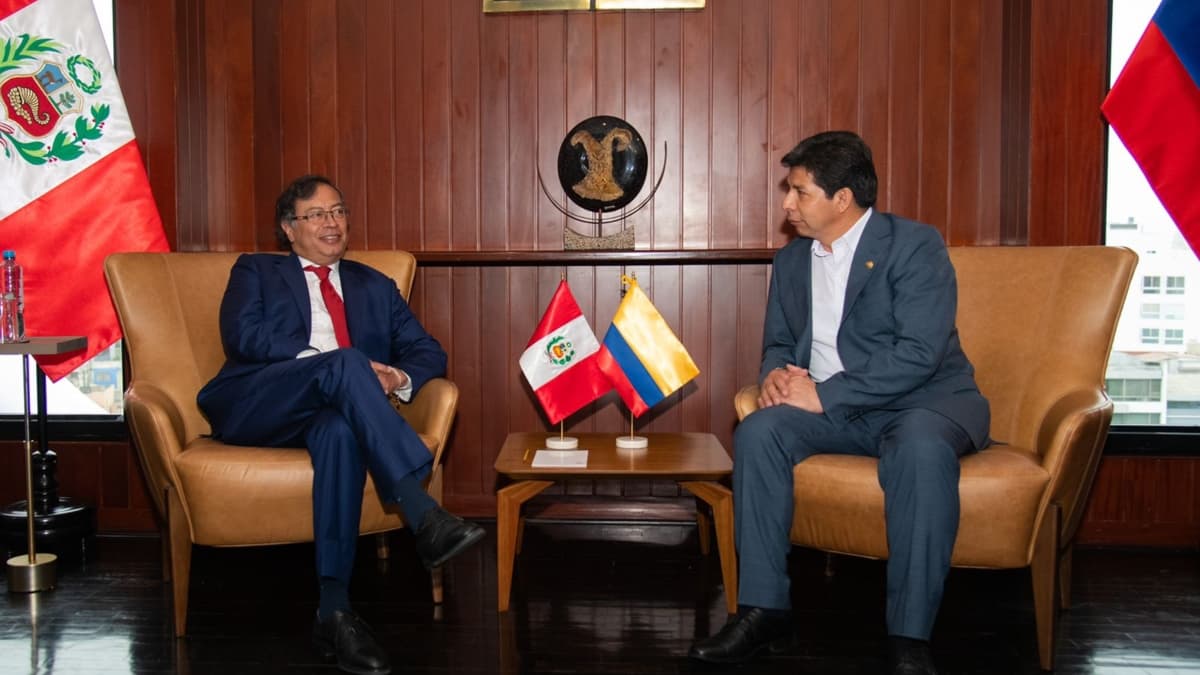 Petro se reúne en privado con Pedro Castillo antes de la cumbre de la CAN
