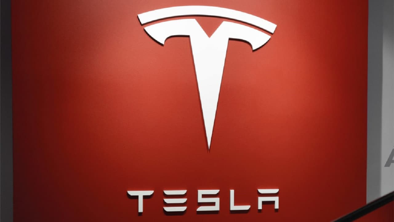 Tesla llama a revisión a miles de vehículos por problemas con el software de pruebas de conducción