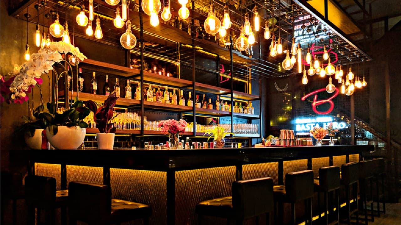 Resurge en EE.UU. la ‘happy hour’ como antídoto contra la inflación
