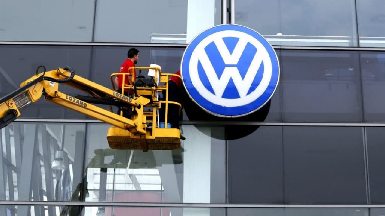 Acciones de Volkswagen caen después de que valora a Porsche en hasta 75.000 millones de dólares