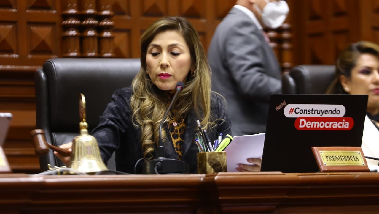 Congreso peruano destituye a su presidenta por concertar leyes con su partido