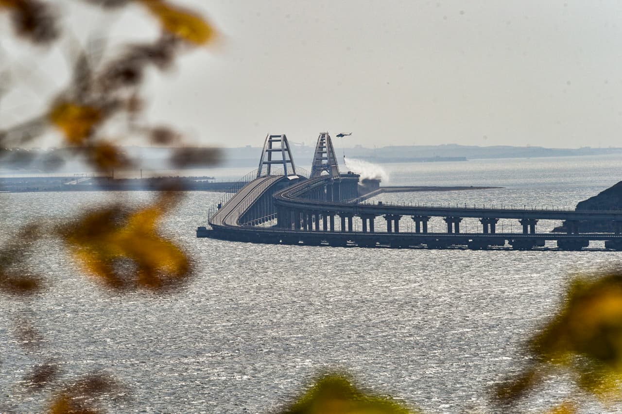 Una fuerte explosión destruye parte del puente de Crimea, la joya de Putin