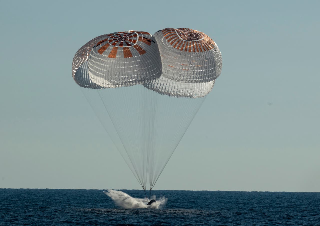 Cápsula de SpaceX vuelve a la tierra con cuatro astronautas de la Estación Espacial