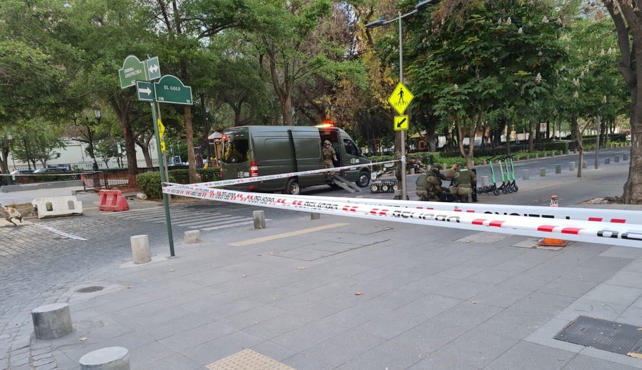 Chile: policías hallaron bomba en entrada a edificio del grupo Angelini en Santiago
