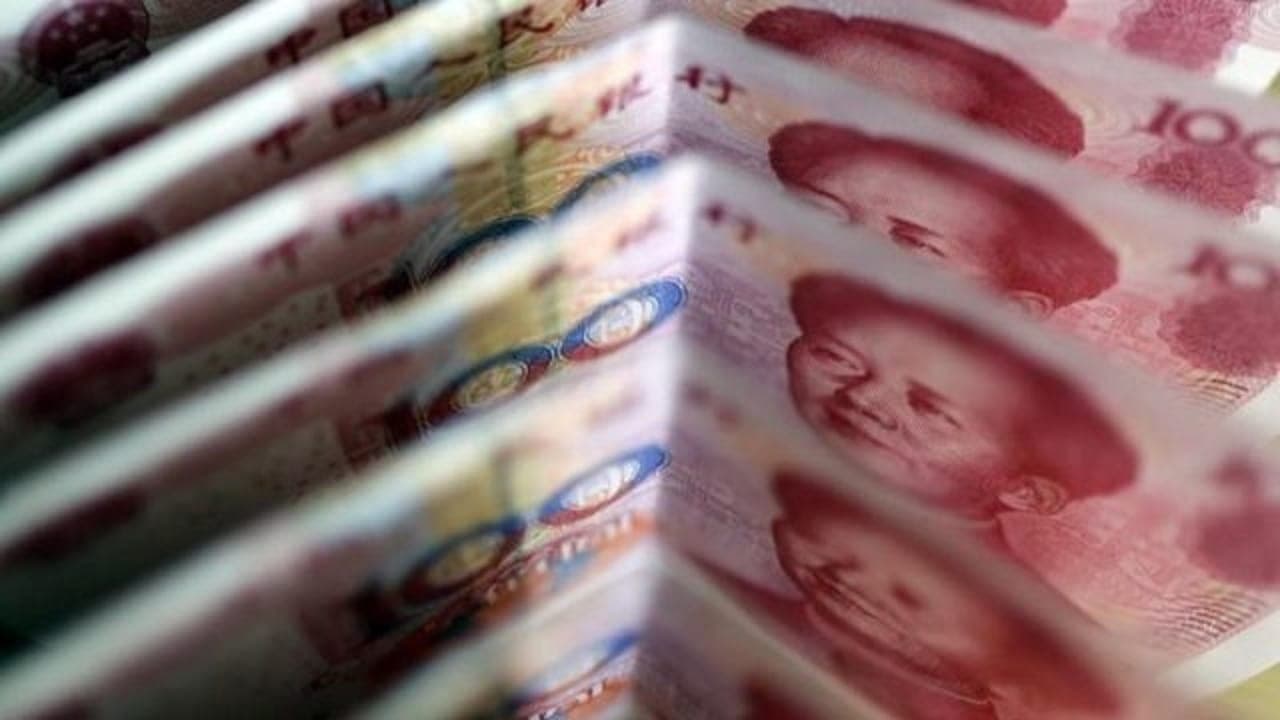 Yuan chino alcanza nivel más bajo frente al dólar en 15 años