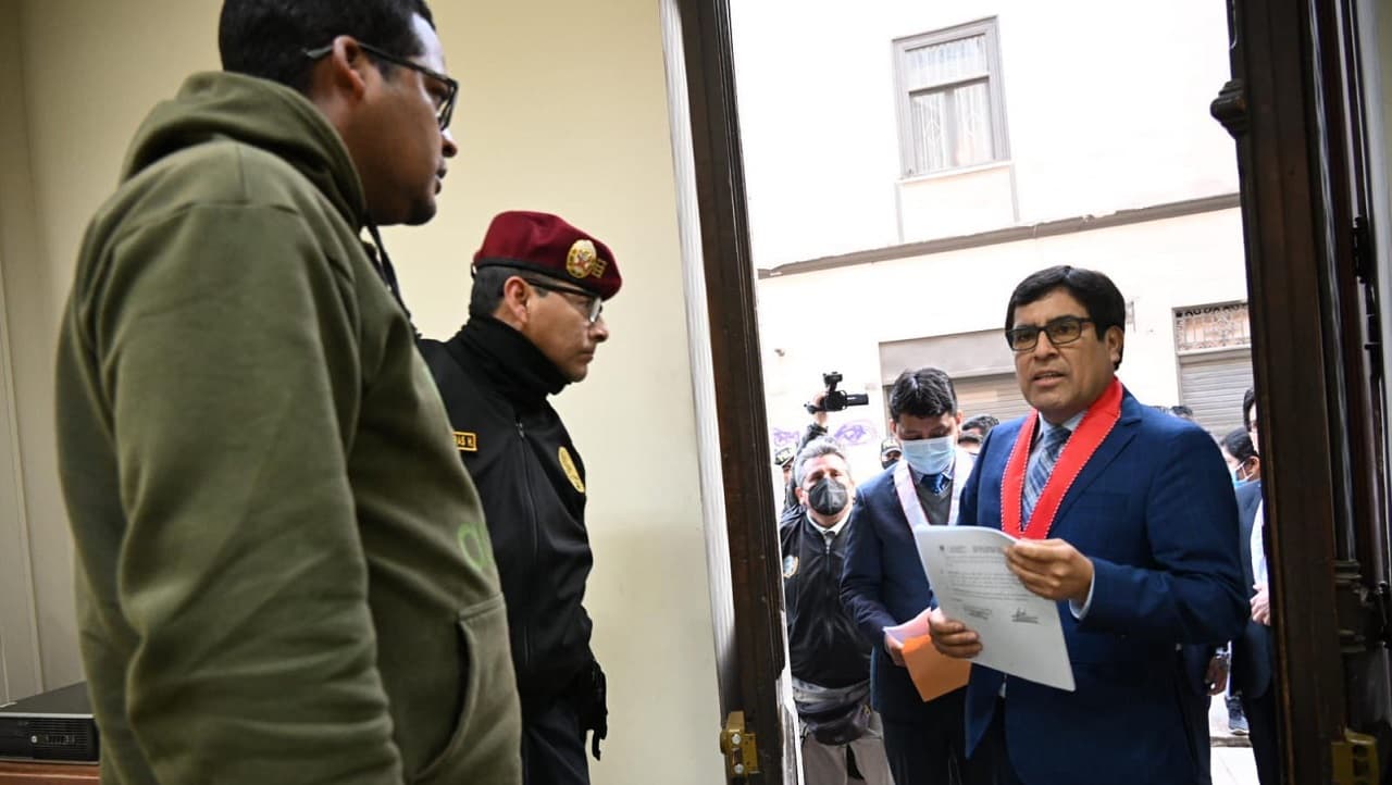 Fiscalía peruana allana casas de 6 congresistas y de una hermana de Castillo