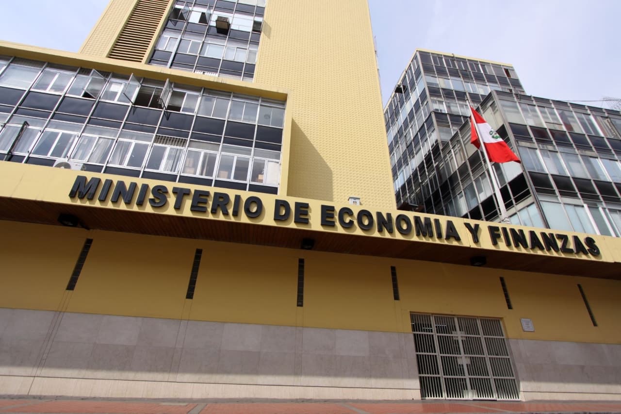 MEF anticipa medidas urgentes para no perder grado inversión tras revisión de Fitch
