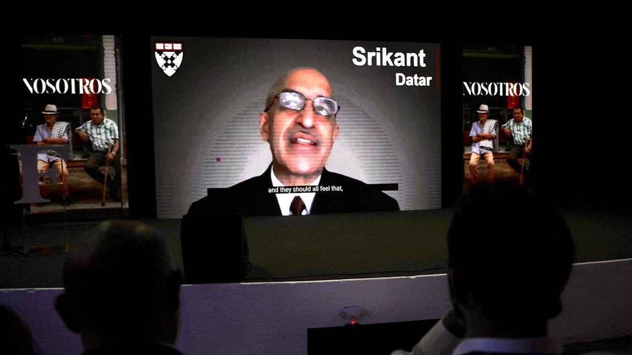 Srikant Datar, decano de la Escuela de Negocios de Harvard: se está fortaleciendo "el papel de los negocios en sus sociedades"