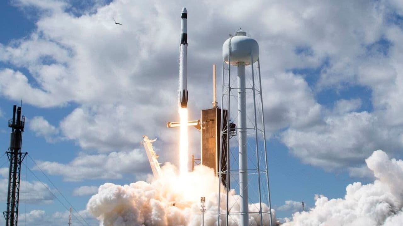 La nave Crew-5 de la NASA y SpaceX llega a la EEI y se acopla con éxito