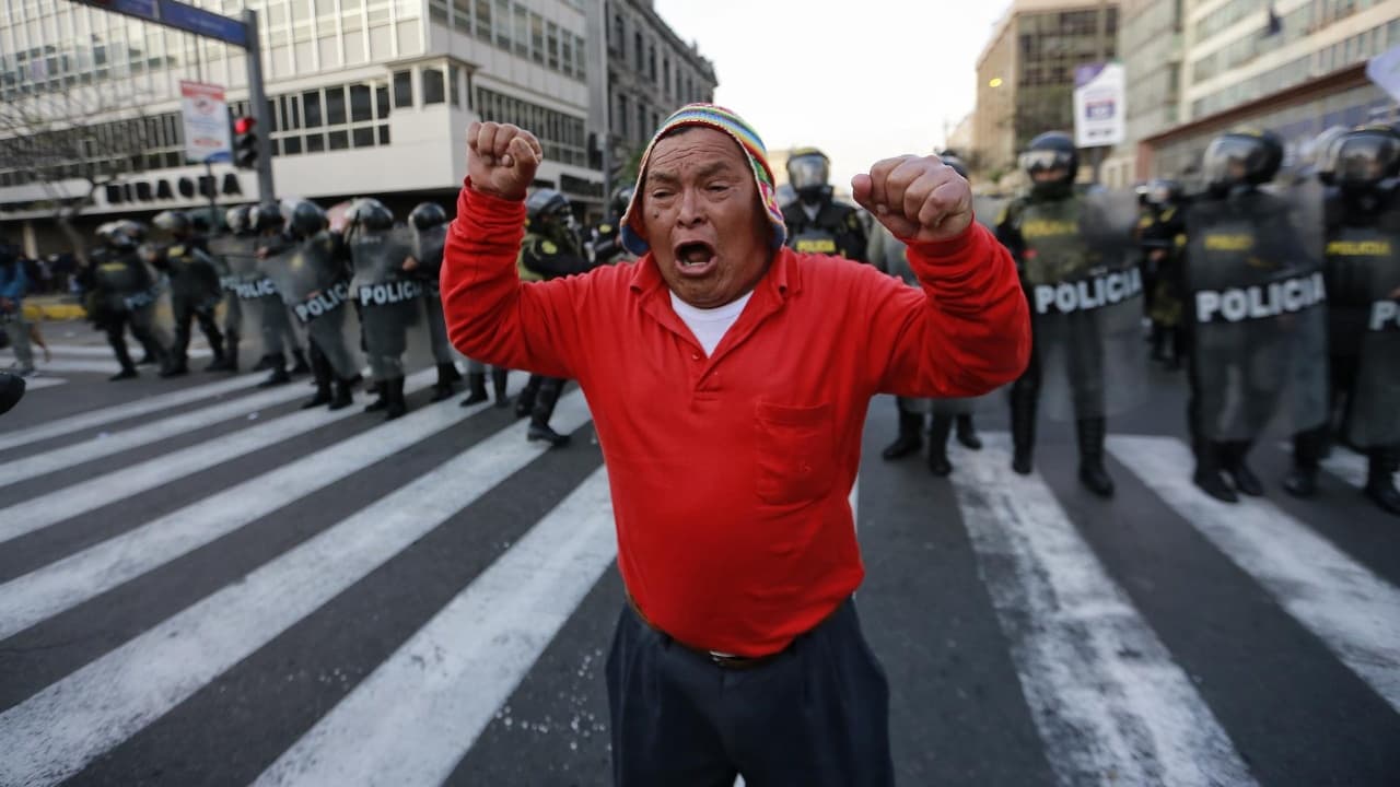 Seguidores de Castillo marcharon en protesta contra el Congreso
