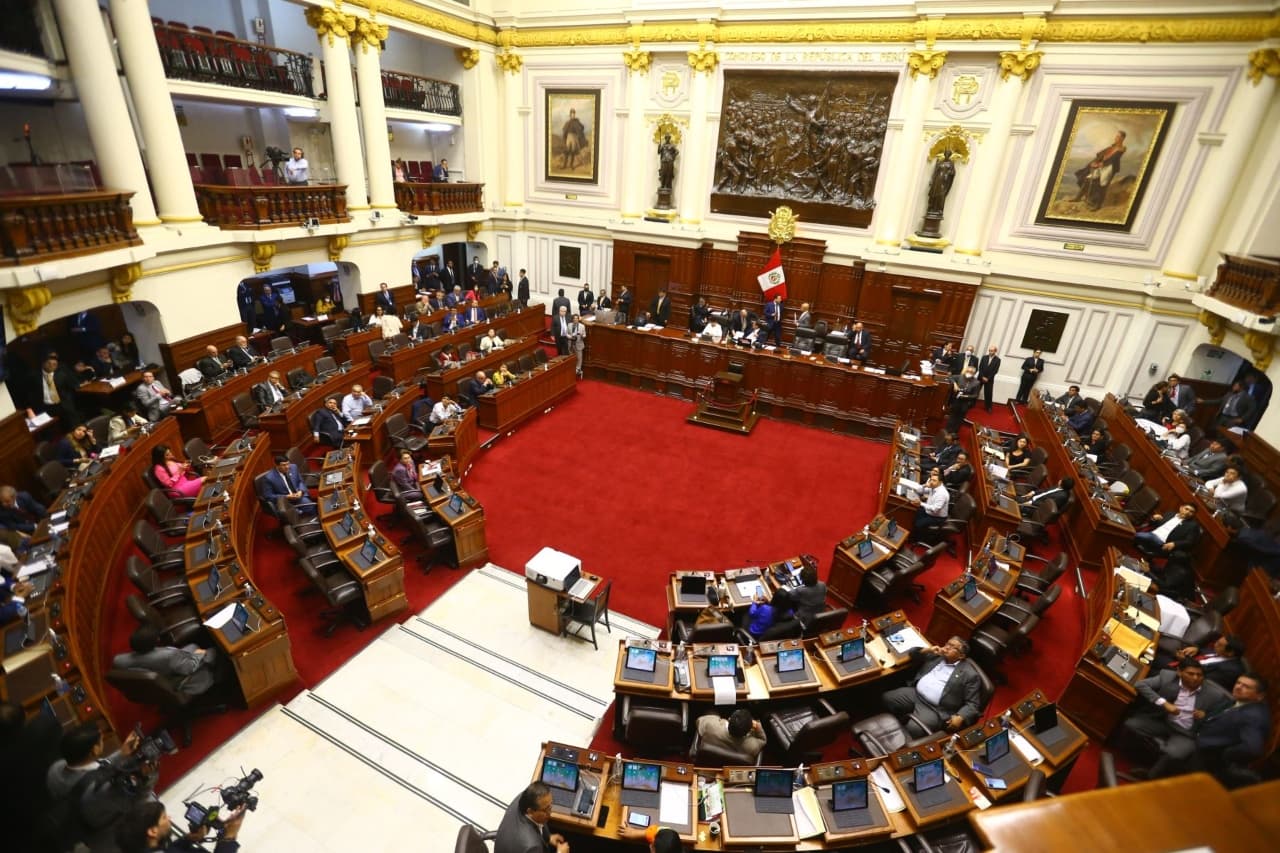 Congreso rechaza "actos de intromisión" de López Obrador y Petro