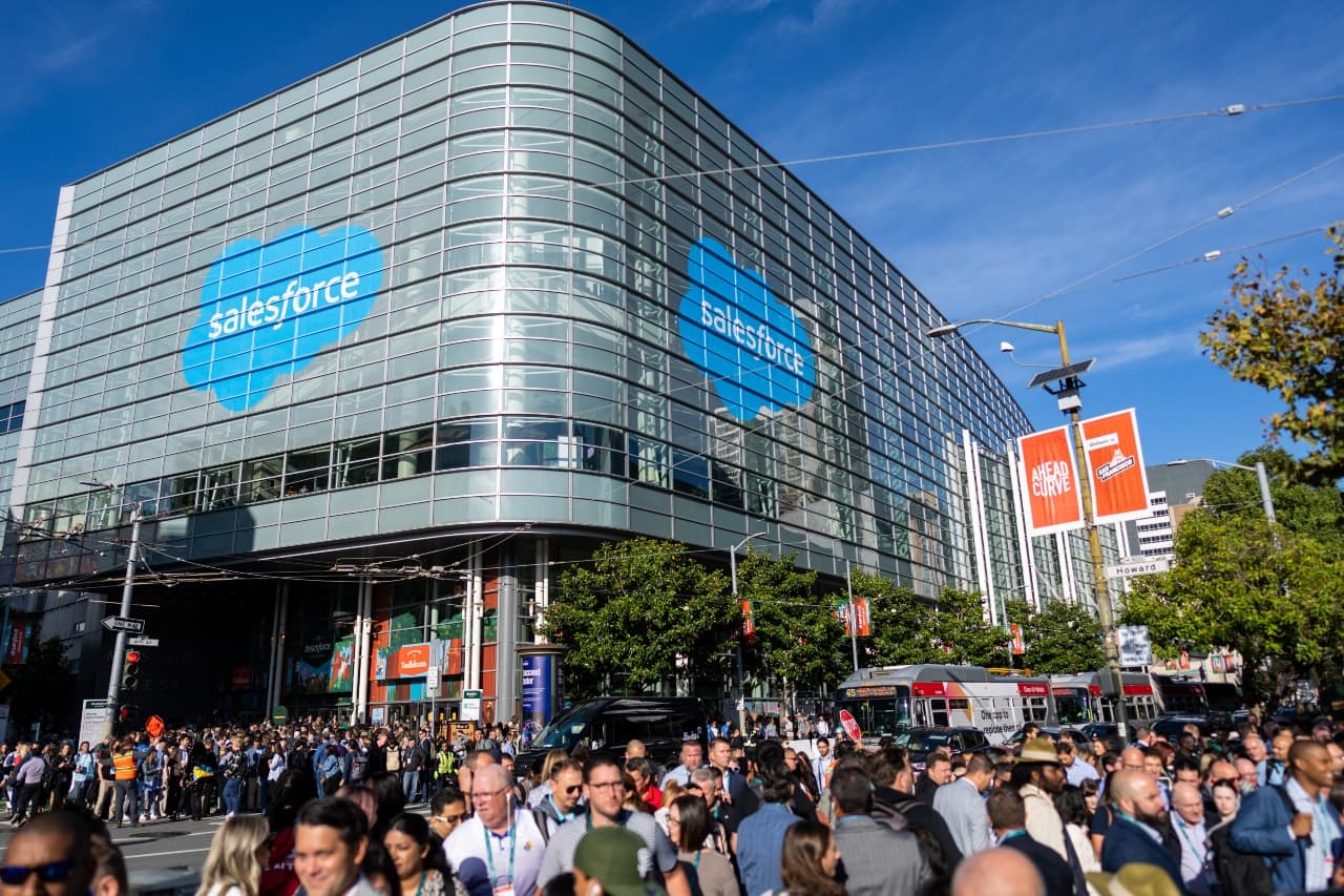 Salesforce cae 7 % en bolsa tras salida de ejecutivos de su plataforma Slack