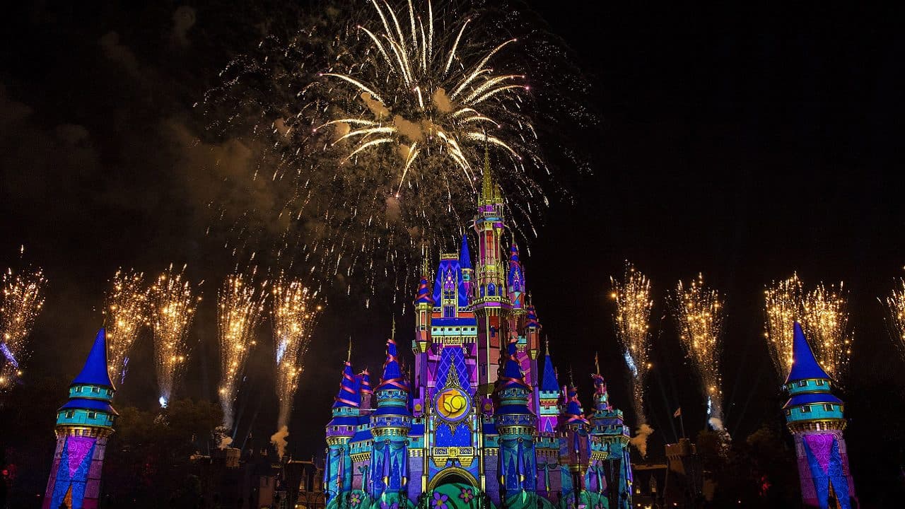 Un multimillonario cerró Disney para sus empleados y contrató a Coldplay para un concierto privado