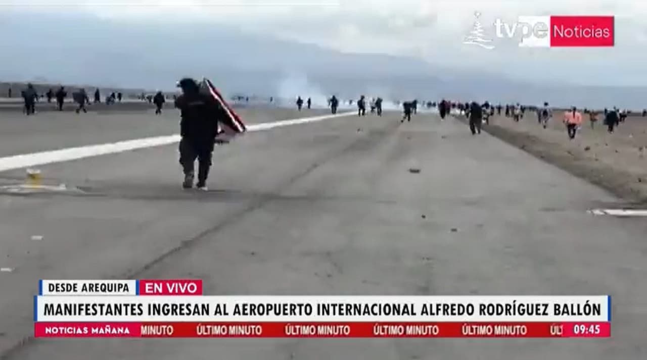 Manifestantes que piden renuncia de Boluarte ocupan aeropuerto de Arequipa