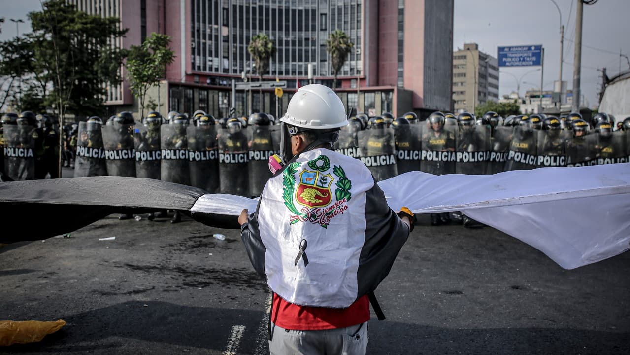 Miles de manifestantes antigubernamentales marchan nuevamente en Lima
