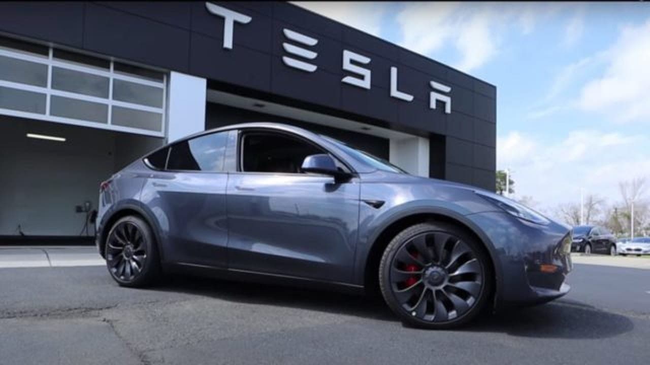 Tesla llama a revisión a miles de vehículos por problemas con el software de pruebas de conducción