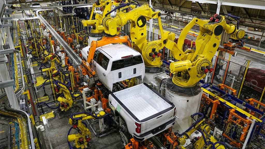 Ventas de autos en Estados Unidos caerán en 2022; GM recuperará el primer puesto de Toyota