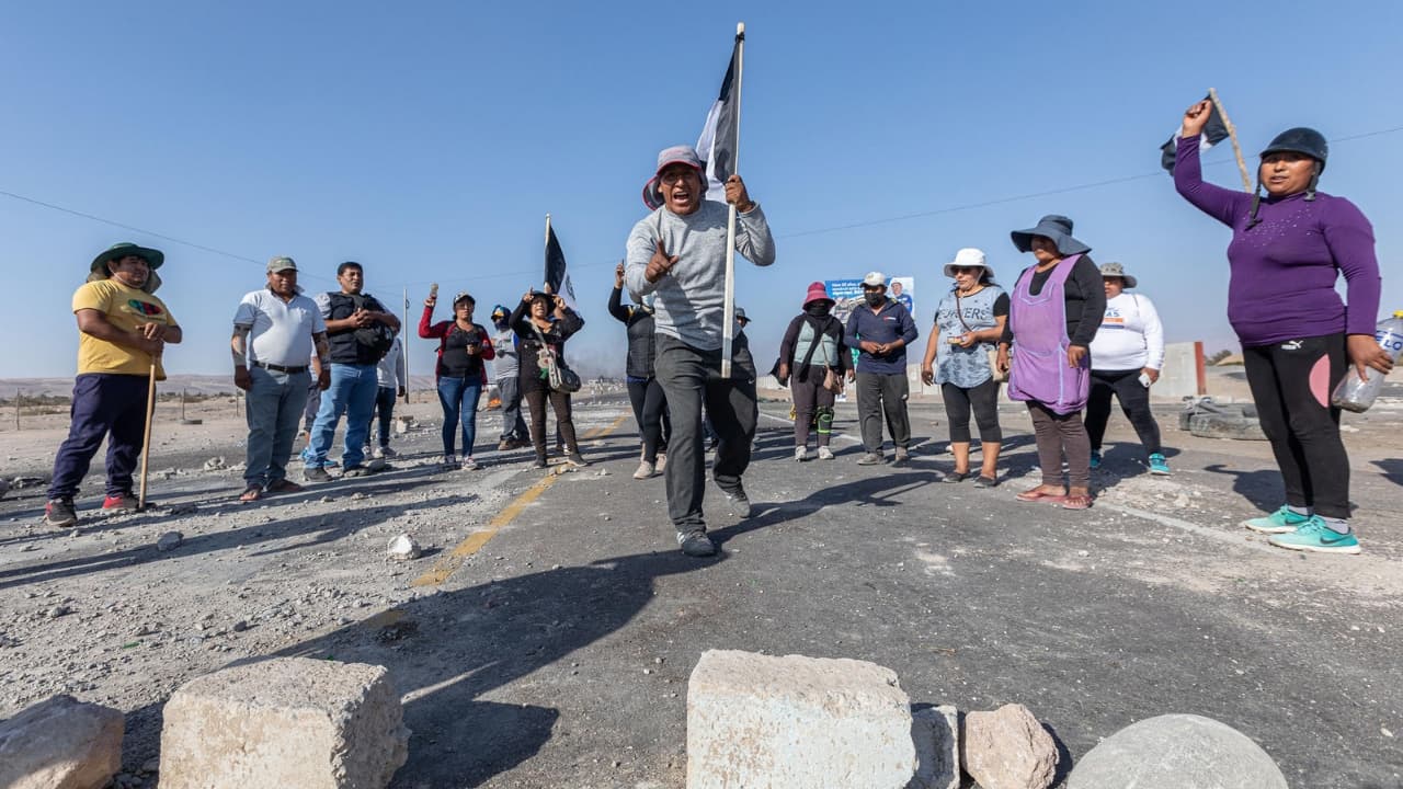 Cientos de manifestantes bloquean la carretera que une los países de Perú y Chile, en una nueva jornada de manifestaciones para exigir nuevas elecciones generales,