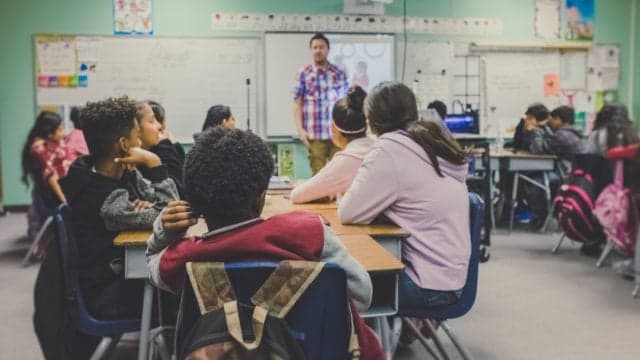 El mundo necesita un 37% más de médicos y docentes, según el WEF