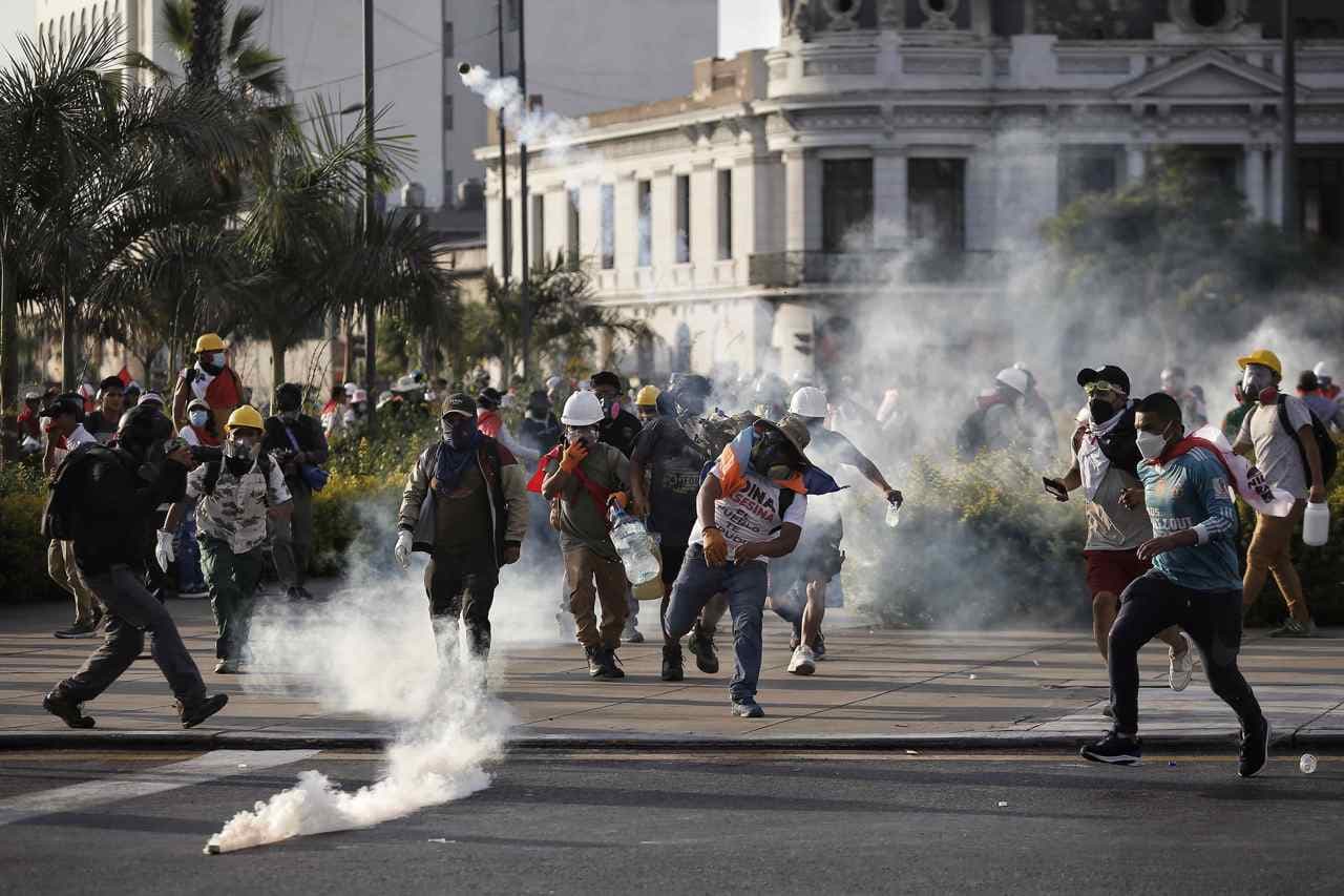 Manifestantes se enfrentan con la policía durante una nueva jornada de marchas contra la presidencia de Dina Boluarte, hoy en Lima (Perú).